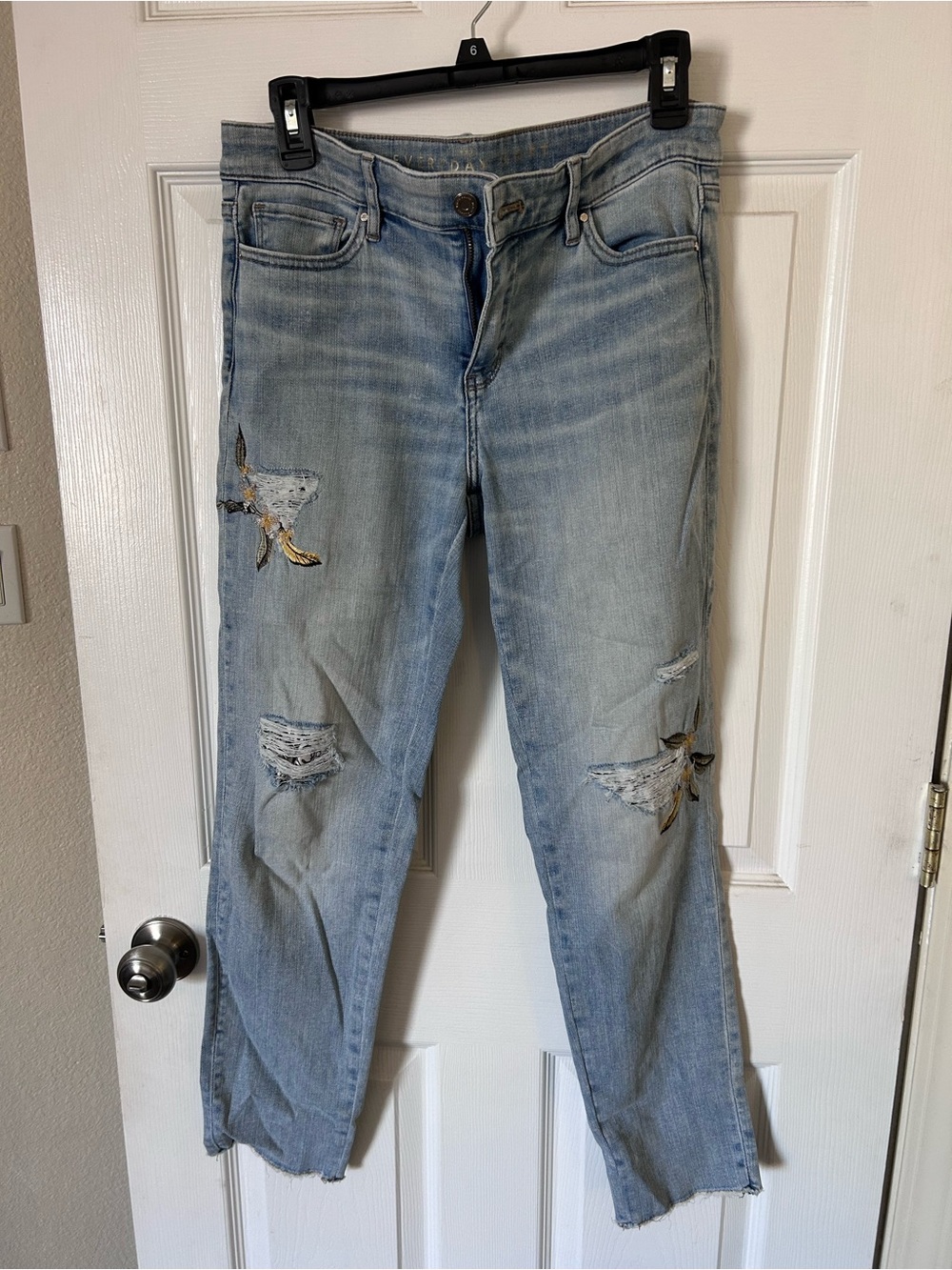 White House Black Market Distressed Girlfriend Jeans with Embroidery Sz 4